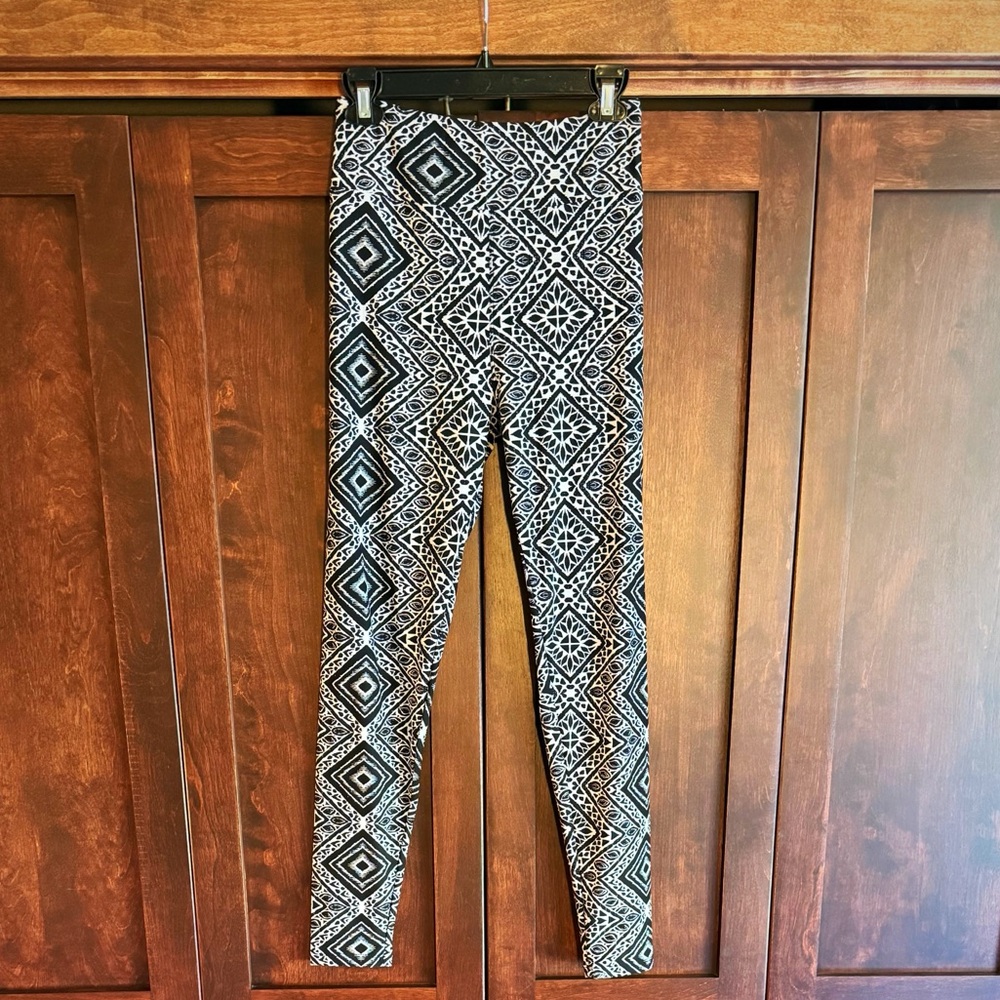TC LuLaRoe Black and White Geometric Leggings